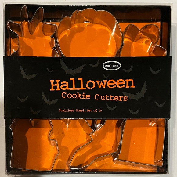 Halloween Bundle 10 Cookie Cutters 4 Wooden Decorations and 18 Fun Napkins NWT - Picture 2 of 8